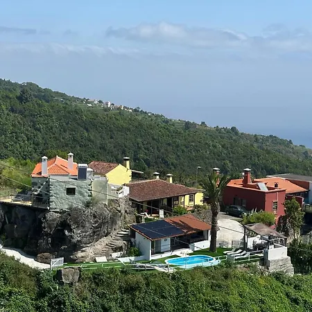 Casa La Piedra Feriehus *